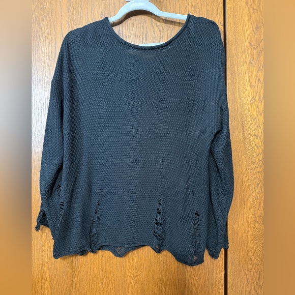 Boutique distressed sweater - Picture 2 of 3